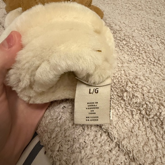 UGG Tan Shearling Gloves - Picture 4 of 5